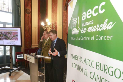 Al fondo, Enrique Plaza y Javier Lacalle durante la presentación.-ISRAEL L. MURILLO