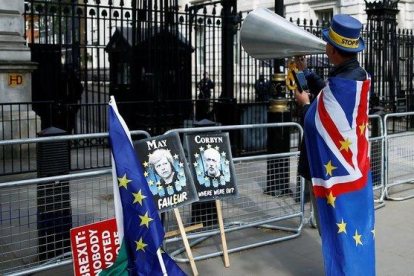 Un británico ’anti-brexit’ protesta frente a Downing Street.-