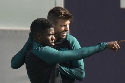 Umtiti y Piqué en el entrenamiento previo al duelo con el City.-JORDI COTRINA