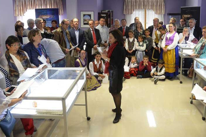 Momento de la inauguración de la exposición, donde se aprecian varias vitrinas con los documentos .-R.O.
