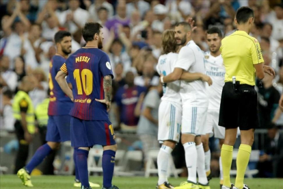 Benzema es felicitado por su gol, con Messi como testigo-JOSE LUIS ROCA