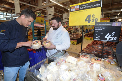 Los top chef Miguel Cobo y Antonio Arrabal, durante la compra que realizaron ayer en el Carrefour.-Israel L. Murillo