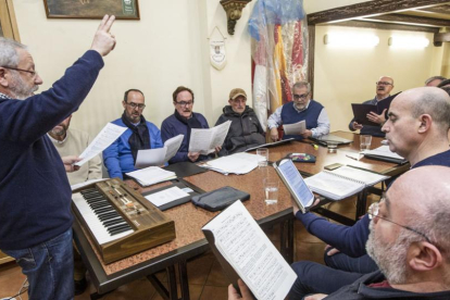 Los miembros del Grupo Vocal Coda se reúne todos los jueves en la sede del Hogar Navarro de Burgos para ensayar tengan o no conciertos en la agenda.-Israel L. Murillo
