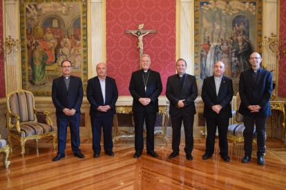 Los nuevos vicarios junto al obispo de Burgos Mario Iceta. ECB