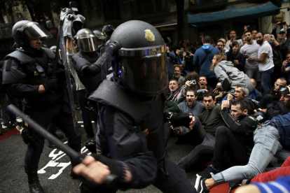 Carga policial en Barcelona el 1-O.-AP