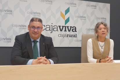Germán Martínez y Mercedes Rodríguez, durante la presentación de las actividades de la Fundación Caja Rural Burgos. ECB