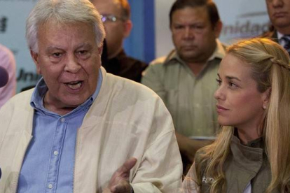González habla ante la prensa junto a Lilian Tintori, esposa del dirigente opositor Leopoldo López, este lunes en Caracas.-Foto:   AP / ARIANA CUBILLOS