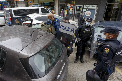 Momento del arresto del joven de 20 años que apuñaló a Francis Frías en Gamonal el pasado marzo. SANTI OTERO