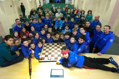 Gran parte de los integrantes del Enrok2 posan en la sede del club burgalés de ajedrez.-RAÚL G. OCHOA