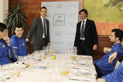 Félix Sancho (presidente del San Pablo Burgos) posa con Aitor Garmendia (Hotel Abba) antes de la comida celebrada ayer.-MARÍA GONZÁLEZ / SPB