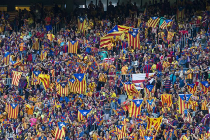 Estelades en un partido del Barça-/ JORDI COTRINA
