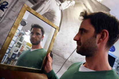 <em>Dani Rovira, ante el espejo.