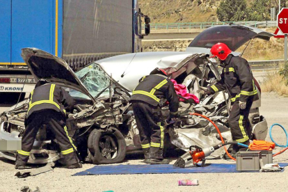 Tres bomberos actúan en el accidente de tráfico ocurrido el pasado 27 de julio.-G. G.
