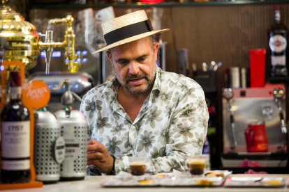 Fernando de la Varga sirve unos cafés en su negocio. T. ALONSO