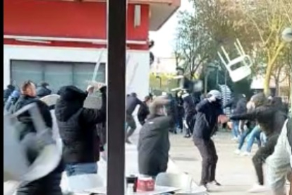 La pelea entre radicales desde el interior del bar de la calle Farmacéutico Obdulio Fernández. ECB