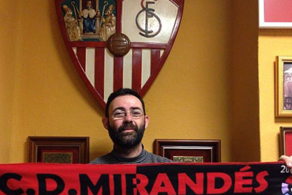 El mirandés Eduardo Cruz, afincado en Sevilla, no dudó en animar a su equipo.-