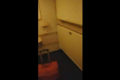Un Policia Nacional muestra en vídeo el camarote que tendrá que compartir hasta el 1-O-TWITTER