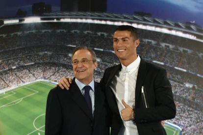 Florentino Pérez y Cristiano Ronaldo, el pasado 7 de noviembre cuando fue ampliado el contrato del portugués hasta el 2021.-AFP / GERARD JULIEN