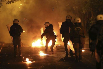 Enfrentamientos entre manifestantes y policía en Atenas en las protestas por la visita de Obama.-AP / YORGOS KARAHALIS