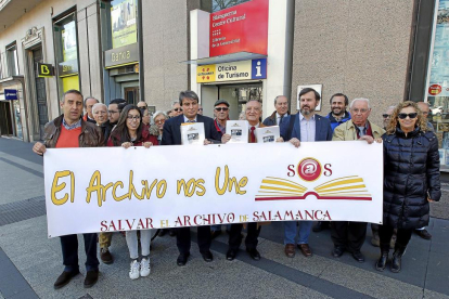 La Asociación Salvar el Archivo de Salamanca entrega las firmas en la Delegación del Gobierno de Cataluña en Madrid.-ICAL