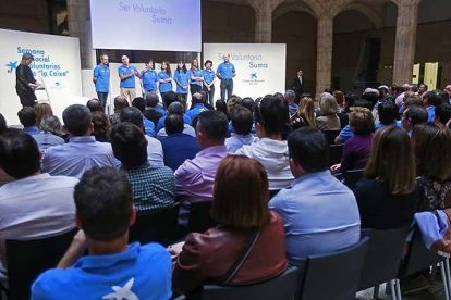 Varios voluntarios de la entidad reciben un reconocimiento a su labor en el Encuentro de Voluntariado de Fundación la Caixa celebrado ayer en la Casa del Cordón.-RAÚL G. OCHOA