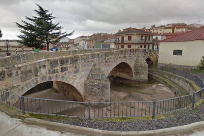 Este puente es uno de los elementos característicos de Villangómez, testigo mudo de la historia de la población.-ECB