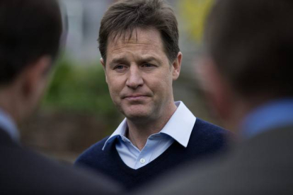 El líder del Partido Liberal-Demócrata Nick Clegg habla con la prensa en Sheffield.-Foto:  AP / Jon Super