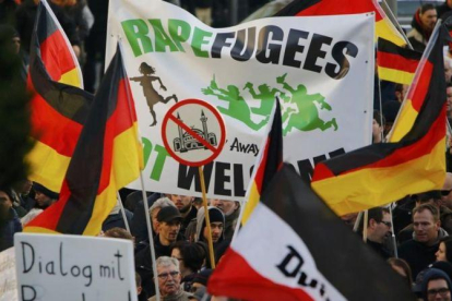 Manifestantes del movimiento antiinmigración Pegida, en una marcha contra los asaltos masivos a mujeres sucedidos en Nochevieja y atribuidos a refugiados, en Colonia, el pasado 9 de enero.-REUTERS / WOLFGANG RATTAY