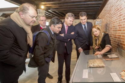El presidente de las Cortes visitó la muestra junto al alcalde de Burgos.-ISRAEL L. MURILLO