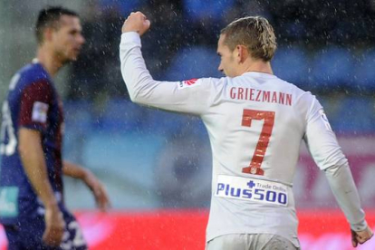 El rojiblanco Griezmann celebra el primer gol del Atlético en el campo del Eibar.-Foto: AFP / ANDER GILLENEA