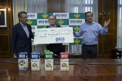 Caja Rural de Zamora entrega al Banco de Alimentos de Zamora el cheque con los kilos conseguidos en la Bicicleta Solidaria de la Caja y Seguros RGA, José luis calvo director de GAZA, Tómas Vega tesorero del banco de alimentos y Narciso Prieto-Ical