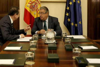 El ministro del Interior, Juan Ignacio Zoido, y el presidente de la FEMP, Abel Caballero se reúnen en la sede del Ministerio en Madrid.-JOSE LUIS ROCA