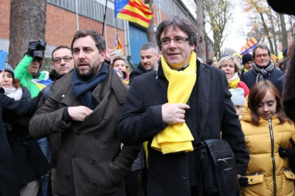 Carles Puigdemont y Toni Comín, en la manifestación convocada por la ANC y Òmnium en Bruselas.-/ BERNAT VILARO (ACN)