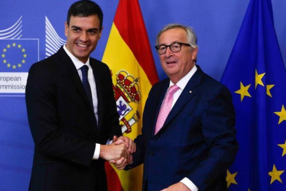 Pedro Sánchez y Jean-Claude Juncker, en un encuentro en junio del 2018.-ARIS OIKONOMOU (AFP)