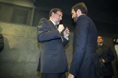 Mariano Rajoy departe con su sucesor en la presidencia del PP, Pablo Casado, durante el acto de presentación del libro escrito por el primero ’Una España mejor’.-DAVID CASTRO