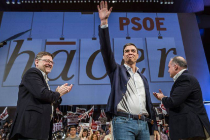 Pedro Sánchez (centro), Ximo Puig (izda.) y Joan Calabuig (dcha.), durante el acto.-Foto: MIGUEL LORENZO