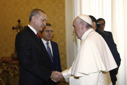 El papa Francisco saluda al presidente turco Erdogan a su llegada al Vaticano.-KAYHAN OZER / AP