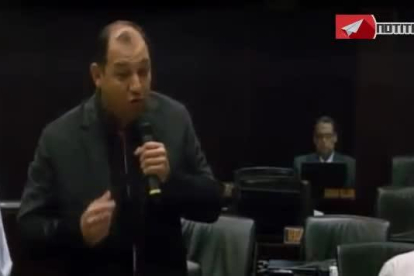 El diputado chavista Hugbel Roa lanza el micrófono a un oponente en el Parlamento venezolano.-YOUTUBE