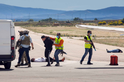 Ejercicio simulado de intervención del Ejército en secuestro terrorista en el aeropuerto de Villafría. TOMÁS ALONSO