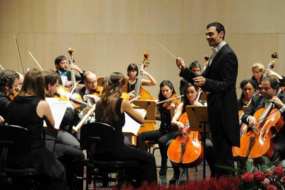 Javier Castro, en acción durante uno de los conciertos de la Orquesta Sinfónica de Burgos de la temporada pasada.-Israel L. Murillo