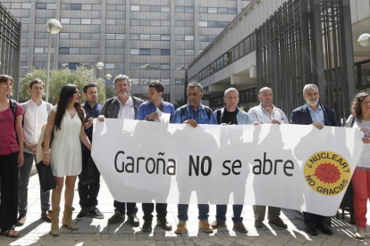 Marco Antonio Manjón (segundo por la izquierda), se desplazó ayer a Madrid para defender el cierre de Garoña.-ICAL
