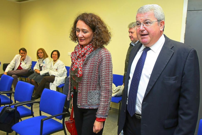 El senador Rodríguez-Hevia en una imagen de archivo junto a la alcaldesa de Ponferrada, Gloria Fernández-ICAL