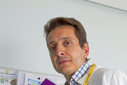 Daniel de Luis, jefe de Endocrinología, en las instalaciones del Hospital Clínico Universitario.-J. M. LOSTAU