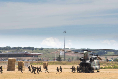 Ejercicio simulado de intervención del Ejército en secuestro terrorista en el aeropuerto de Villafría. TOMÁS ALONSO