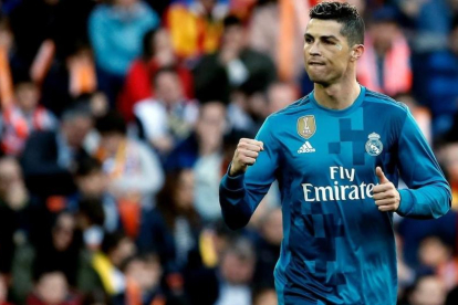 Cristiano Ronaldo celebra su primer gol ante el Valencia.-EFE