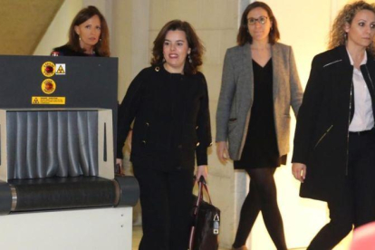 La vicepresidenta Soraya Sáenz de Santamaría, al término de su reunión con el vicepresidente Oriol Junqueras, en Barcelona.-ELISENDA PONS
