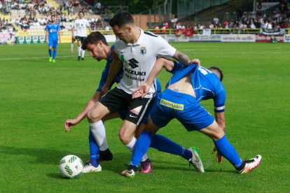 Armiche protege el balón ante dos jugadores del Linares el pasado domingo.-RAÚL G. OCHOA