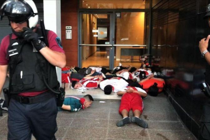 Detención de unos aficionados violentos del River Plate tras los incidentes de la suspensión del partido del Monumental.-EL PERIÓDICO