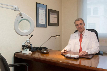 El doctor Zabalegui en su despacho de la clínica SwanSea en Burgos.-RAÚL G. OCHOA