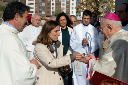 La arquitecta, Adriana Cañada, entrega las llaves del edificio al arzobispo emérito. ARZOBISPADO DE BURGOS